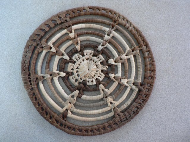 65- Dessous de plat en fibre de cocotier et pandanus, tresse par Pascale 